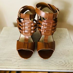 ⚡️Sz 7 tan Guess wedges
